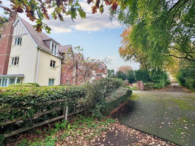 Pinehurst Road, West Moors BH22 0FD, photo 1