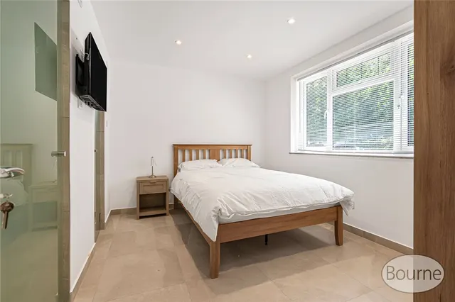 Loncin Mead Avenue, New Haw, KT15, photo 2
