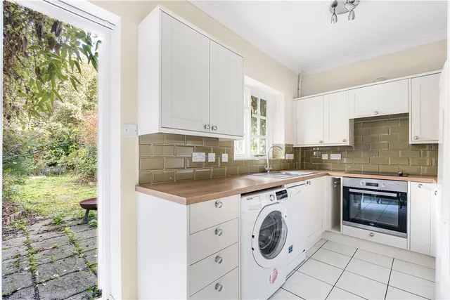Avon Place, River Street, SN9, photo 3