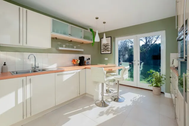 Photo 2 — Blenheim Close, Bidford-On-Avon, B50