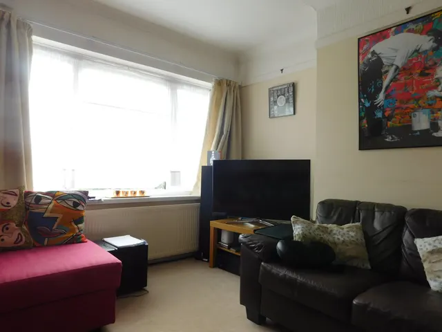 Photo 3 — Beechwood Avenue, Greenford, Greater London, UB6 9UA