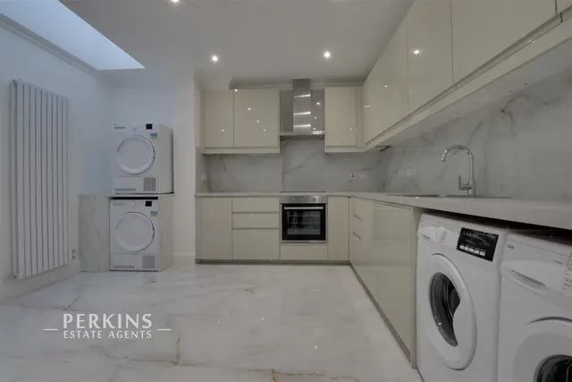 Tavistock Avenue, Perivale, UB6, photo 2