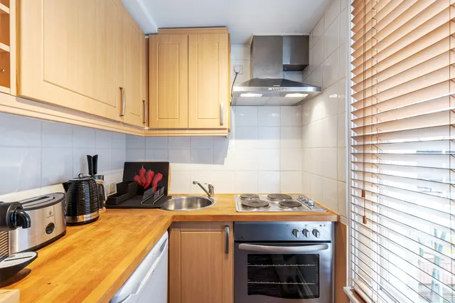 Photo 2 — Flat 2, 137 Earls Court Road, London