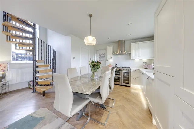 Bed Detached & 2 Bed Self-Contained Annexe, photo 3