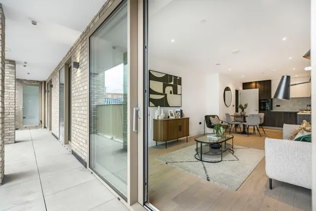 High Road, Leyton, E10, photo 2