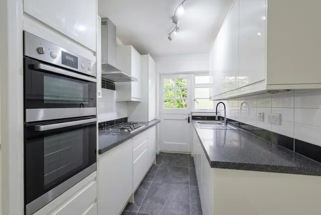Conifers Close, Teddington, TW11, photo 3