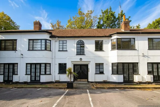 2 bedroom house, Conifers Close, Teddington, TW11