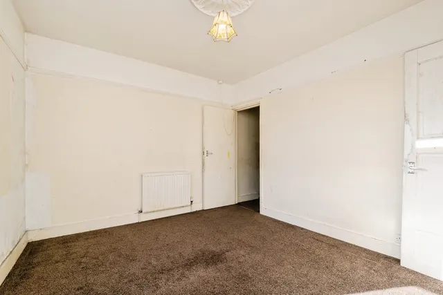 Photo 3 — Broadway, Rainham, RM13