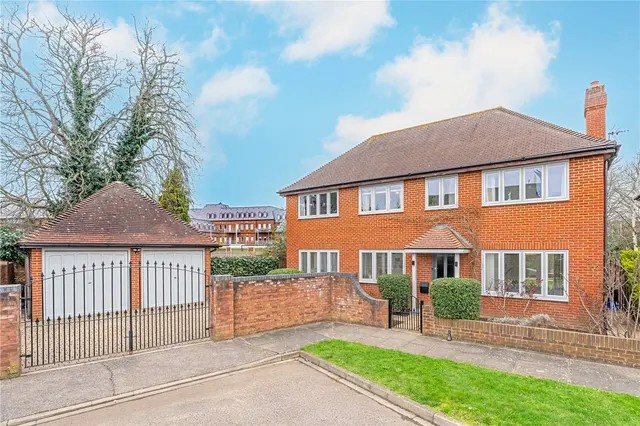 Broomfield, Sunbury, TW16 6SW, photo 1
