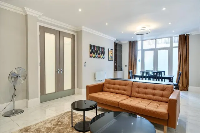 Finchley Road, London, NW3, photo 2
