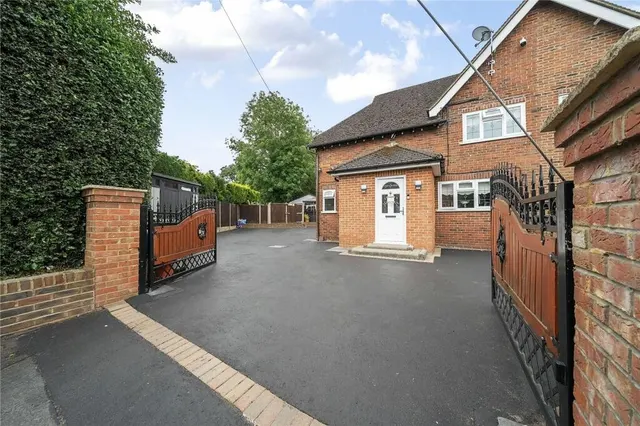 3 bedroom house, Winchester Road, Ash, GU12