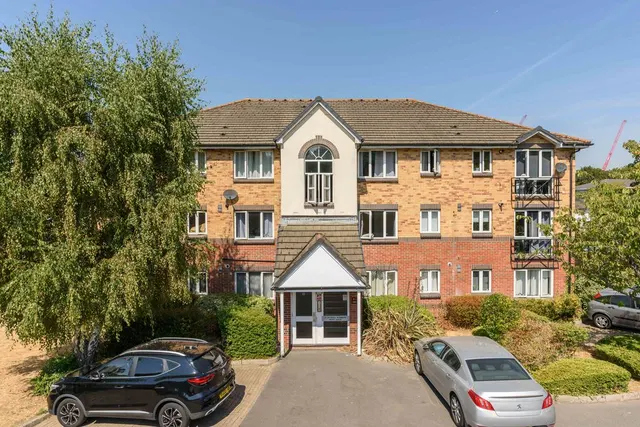 Parry Drive, Weybridge KT13 0UU, photo 1