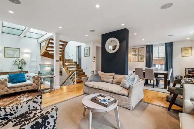 Pembroke Mews, London, W8, photo 1
