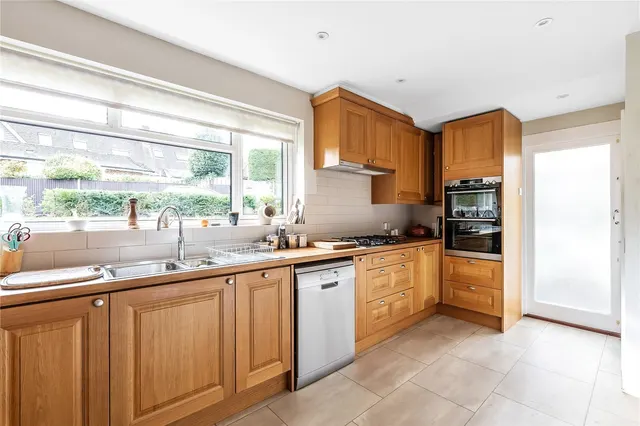 Huntersfield Close, Reigate, RH2, photo 2