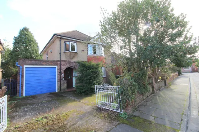 Fontmell Park, Ashford, TW15, photo 1