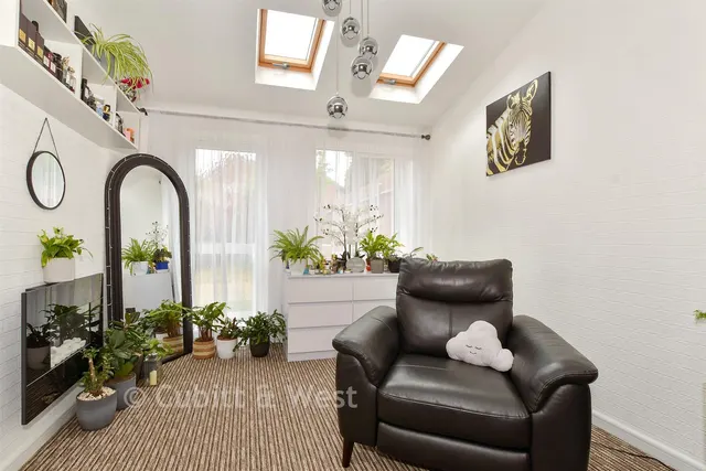 Oakapple Close, Broadfield, RH11, photo 3