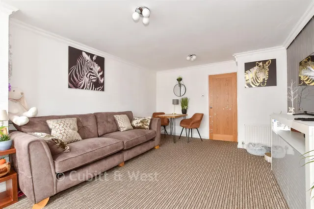 Oakapple Close, Broadfield, RH11, photo 2