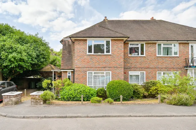 8 Basildon Close, Sutton, photo 1