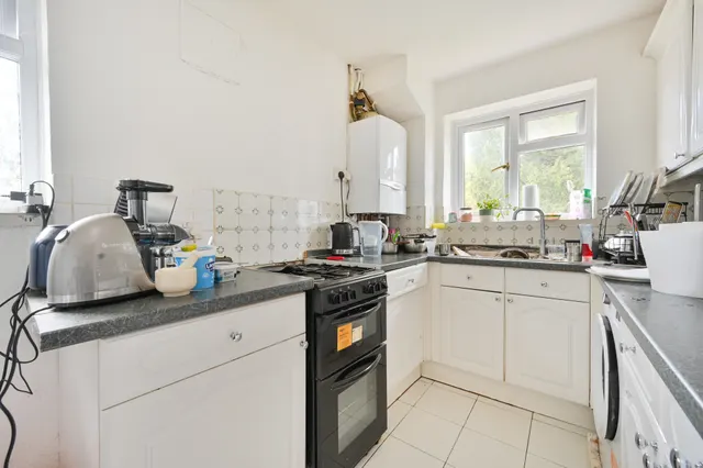 Photo 3 — 8 Basildon Close, Sutton