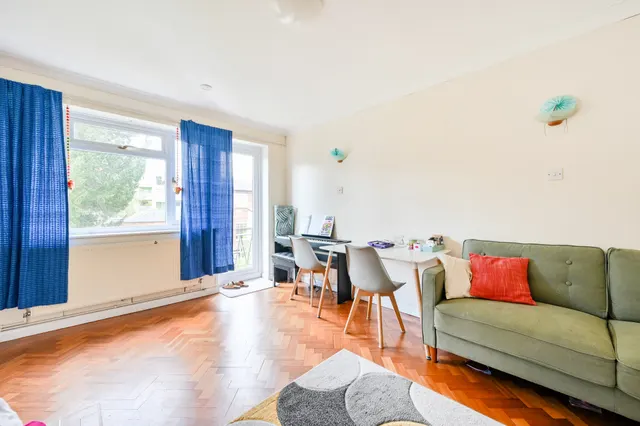 Photo 2 — 8 Basildon Close, Sutton