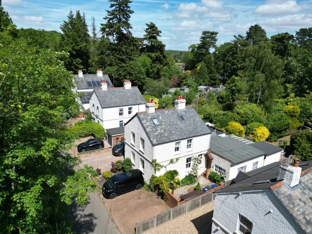 Hamlash Lane, Farnham, GU10, photo 1