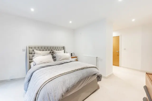 Photo 3 — 13 Royal Court, Howard Road, Stanmore