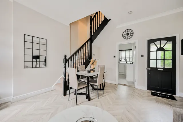 Photo 2 — 2a Elyne Road, London