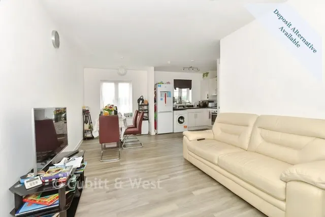 Cornwell Avenue, RH10, photo 3