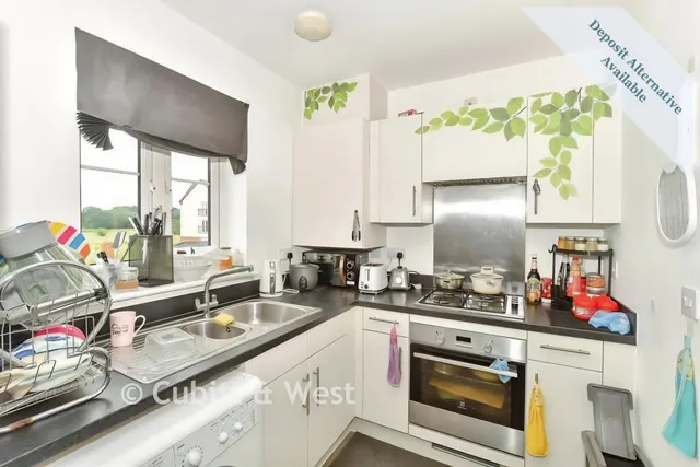 Cornwell Avenue, RH10, photo 1