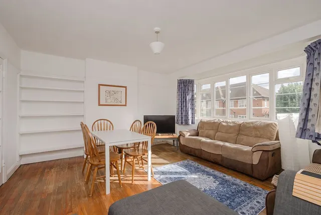 Lymington Court, Wimbledon, SW19, photo 3