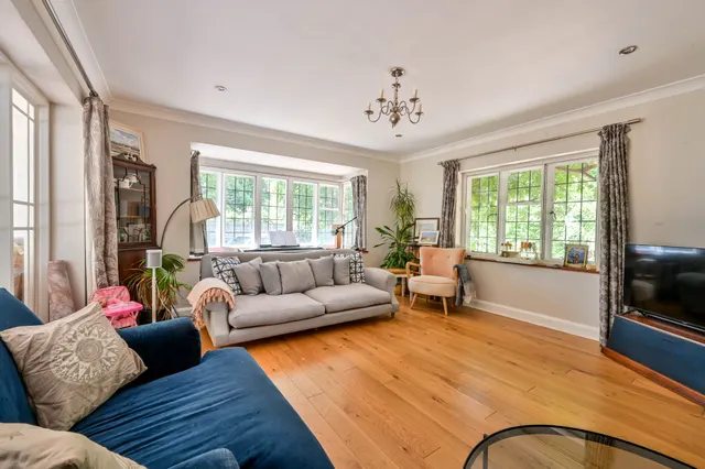 Photo 2 — 1 Conford Drive, Guildford