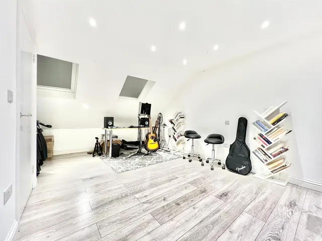 Higham Hill Road, London, E17, photo 1