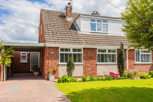 Maythorn Avenue, Croft, Warrington, WA3 7HP, photo 1