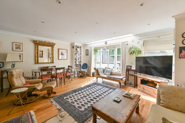 Photo 2 — 2 Woodlands Terrace, Rodenhurst Road, London