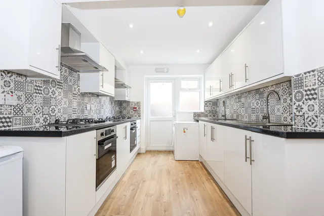 Orchard Avenue, Southall, UB1, photo 1