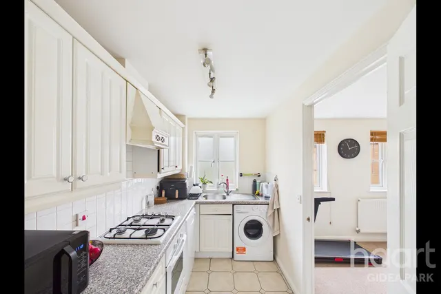 Kidman Close, Gidea Park, RM2, photo 3