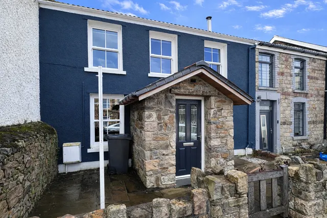 Commercial Street, Ystradgynlais, SA9, photo 1