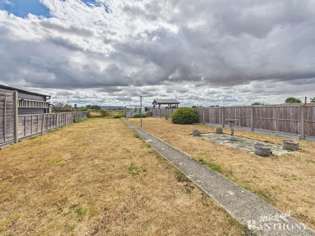 Photo 3 — Chiltern Avenue, Stone, Aylesbury, HP17 8QY