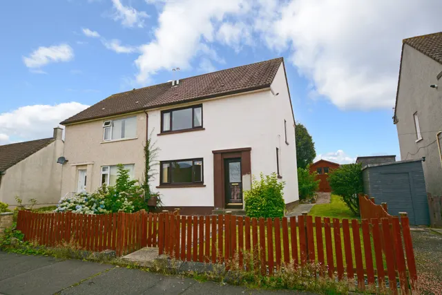 24 Stewart Avenue, Ochiltree, KA18 2PR, photo 1