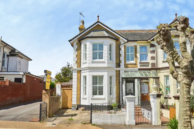 Avenue Road, Sandown, PO36, photo 1