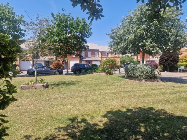 Mountbatten Square, Southsea, Hampshire, PO4, photo 1