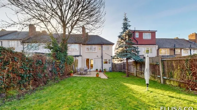 Northwood Gardens, Greenford, UB6, photo 2