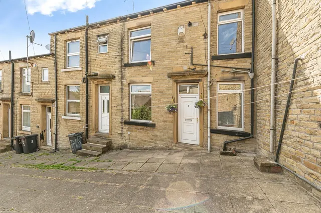 Thornhill Place, Brighouse, photo 1