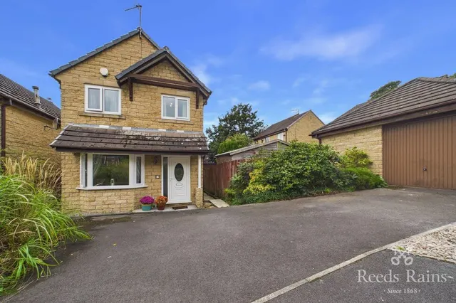 3 bedroom house — Rochester Drive, Burnley, BB10