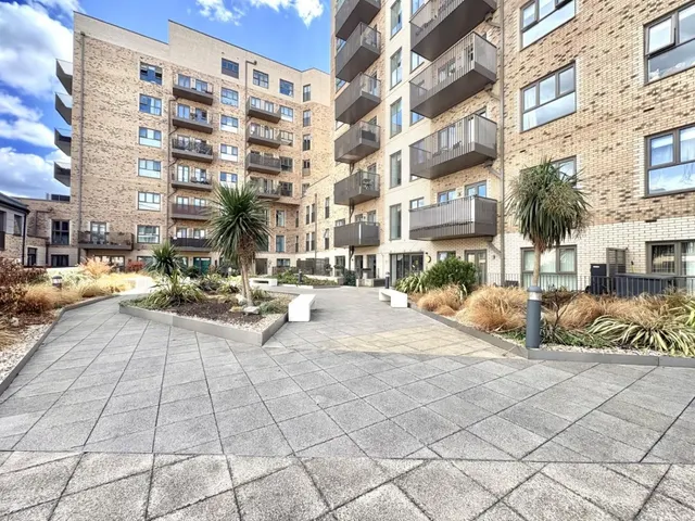 Blyth Road, Hayes, UB3, photo 1