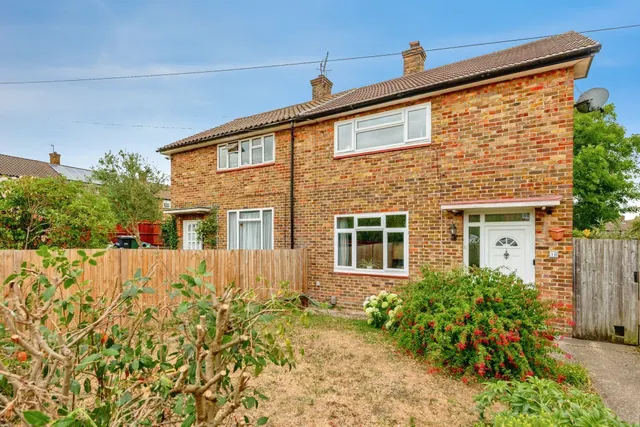 Huddleston Crescent, Merstham, Redhill, photo 1