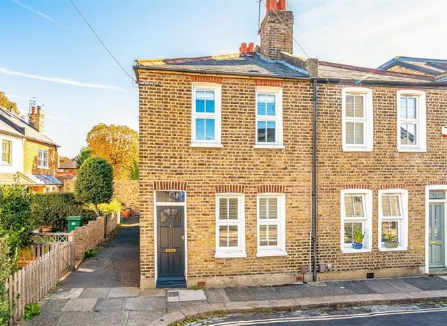 Gomer Gardens, Teddington, TW11, photo 1