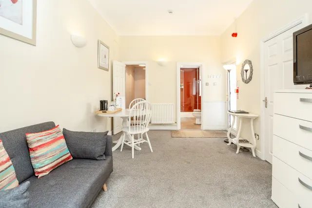 Queen Annes Road, York, YO30, photo 3