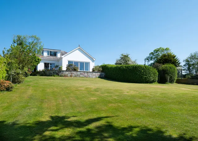 Delightful detached home in a sought after location, Perranwell Station, photo 2