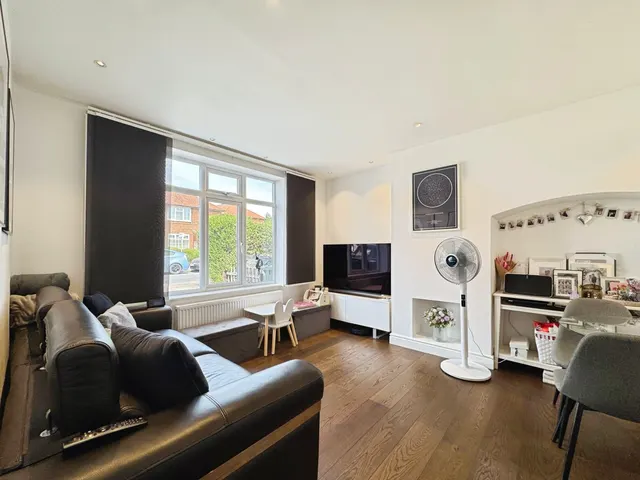 Abbots Road, Edgware, HA8, photo 2